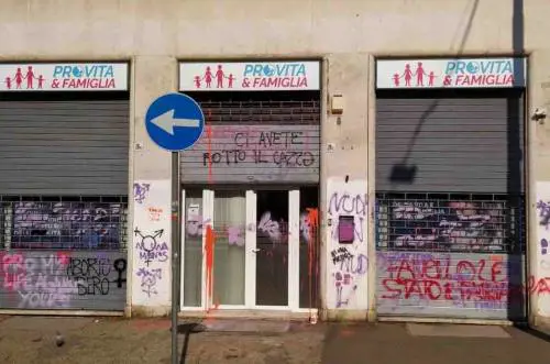 "Facciamole nascere". E le femministe assaltano i Pro Vita & Famiglia