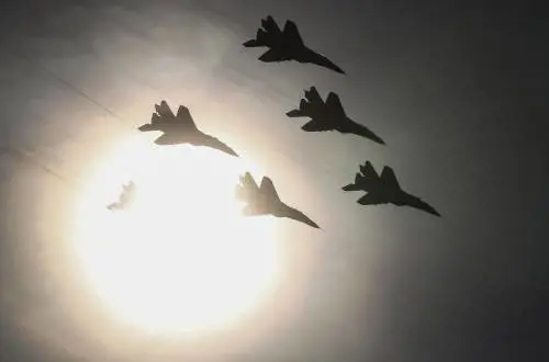 Caccia russi in azione sulle città. Ma Kiev: "Abbattuti due aerei di Mosca"