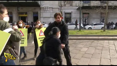 Staffelli smaschera le borseggiatrici: sputi, minacce e spintoni contro la troupe