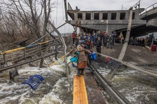 Corridoi umanitari trappola: portano gli ucraini in Russia. Centomila orfani da salvare