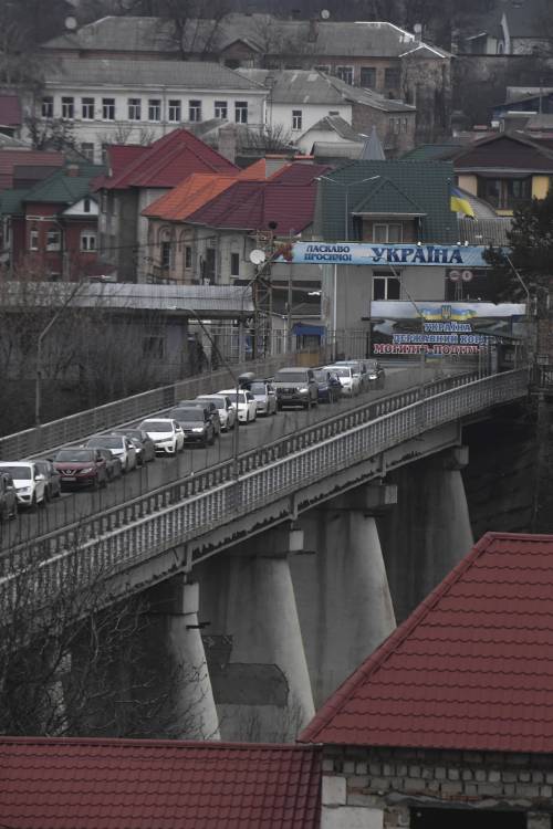 Code di auto, donne e bambini: l'onda dei profughi in Moldavia. "Siamo al limite, l'Ue ci aiuti"
