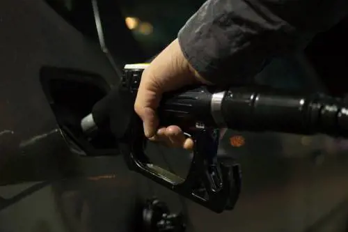 La stangata sulla benzina: quanto ci costa ora il pieno