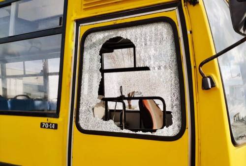 Scuolabus sfasciato, auto distrutte: i vandali hanno solo 10 anni