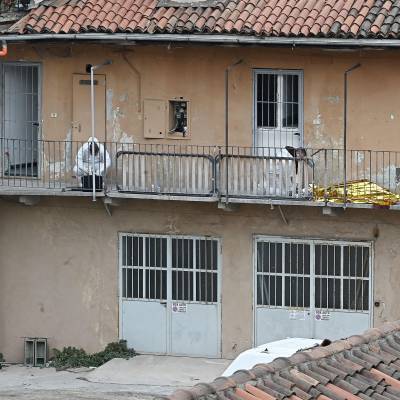 Cadavere sul ballatoio di una casa a Torino