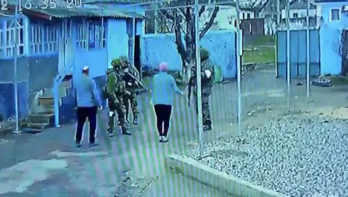 "Andate via!". Così un'anziana caccia via i russi dalla sua abitazione
