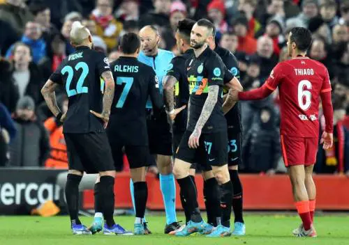L'Inter sfiora l'impresa: vince ad Anfield ma viene eliminata. Paura sugli spalti