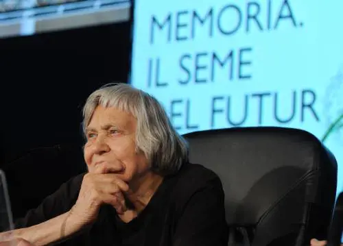 Lo scontro sul catalogo dei libri della Hack