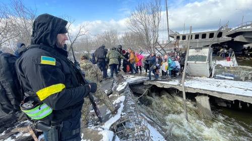 In fuga dai russi sotto la neve, ma a Kiev la resistenza è pronta