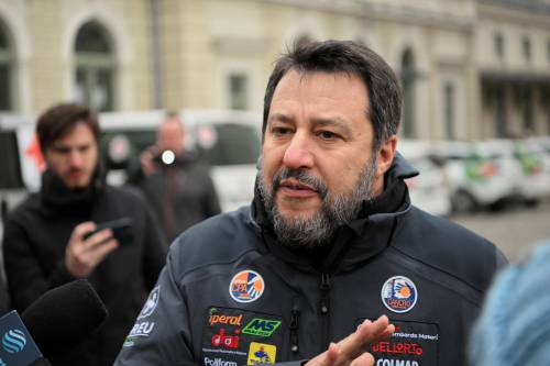 "Dai profughi con i marchi sul petto...". Lo sfondone della Lucarelli sul giaccone di Salvini