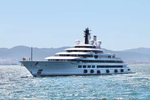 "Pagano gli italiani: ecco quanto ci costa il sequestro del superyacht di Putin"