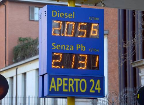 Benzina da record: 2,3 euro al litro. E paghiamo le accise più alte d’Europa