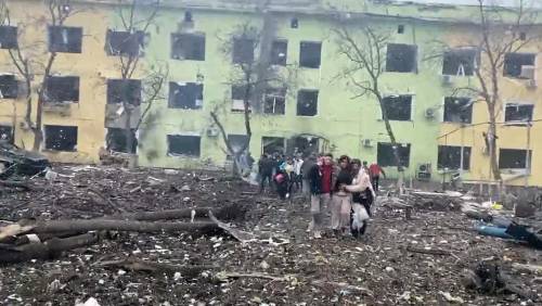 Un ospedale pediatrico distrutto dai razzi russi. Corpi nelle fosse comuni e bimbi sotto le macerie