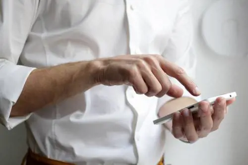 "Trecento euro per 90 minuti di lavoro": la truffa via SMS che promette stipendi d’oro