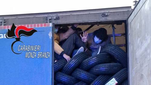 Profughi afghani nascosti nel tir di pneumatici