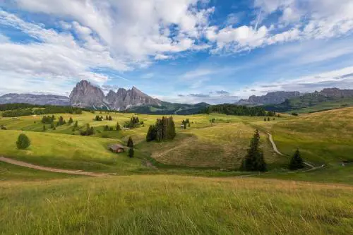San Lorenzo in Banale, le Dolomiti tra artigianato e salumi tipici