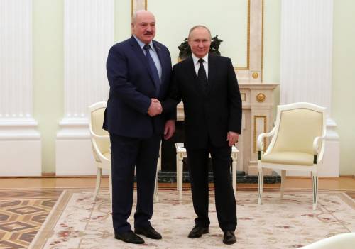Lukashenko rompe gli indugi. "La Nato vuole colpire Minsk". La scusa per sostenere lo Zar