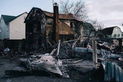 "Russi a 15 km da Kiev". Mosca prepara un attacco a tenaglia