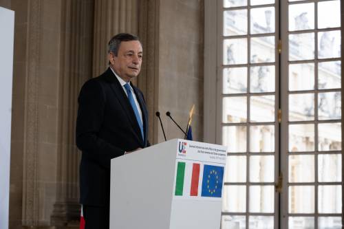 Draghi avverte l'Italia: "Prepariamoci a tutto". Pressing Ue sui rincari