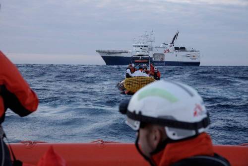 La Geo Barents punta sulla Sicilia: "Fate sbarcare i migranti"