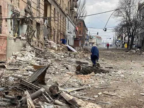 Mariupol città fantasma. Gli ultimi civili in fuga prima dell'attacco finale