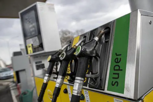 "Una truffa colossale". Cosa nasconde il caro benzina