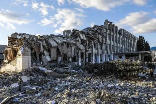 Fuoco nei sobborghi e bombe a tappeto per l'ultima battaglia. Spari su chi scappa: 7 morti, c'è un bimbo