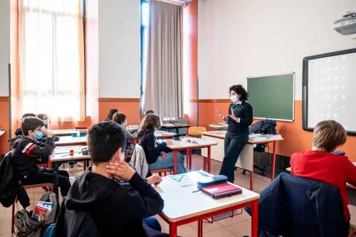 Paura a Milano: esplode un power bank in classe