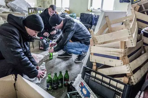 "Ne produciamo 1.500 al giorno". Così gli studenti di chimica preparano le molotov