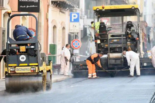 "Prezzi alle stelle": adesso manca pure l'asfalto per le strade