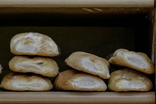 Vola il prezzo del pane: vendite record a 9,8 euro al chilo