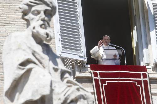 Il Papa: "Sì al battesimo per i trans e i gay possono essere padrini e testimoni"