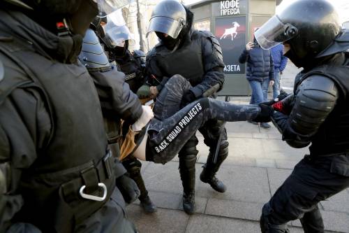 Pacifisti russi in piazza: botte e arresti