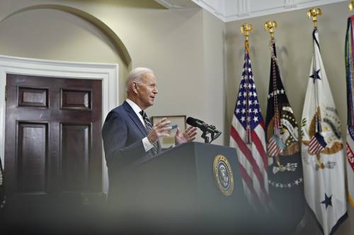 Le "vere" priorità di Biden: corsi sull'identità di genere per l'esercito
