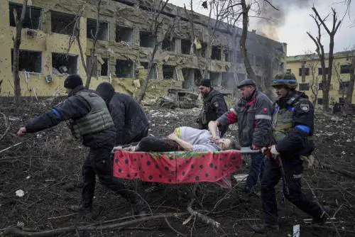 Morti la donna incinta e il suo bimbo. A Mariupol il simbolo dei crimini russi