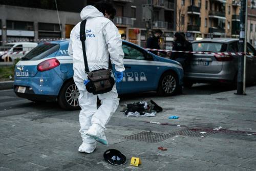 Litiga col papà e lo accoltella a morte