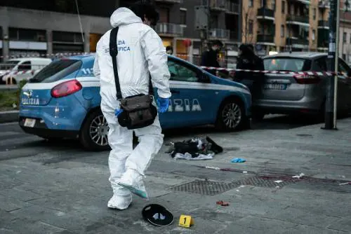 Litiga col papà e lo accoltella a morte
