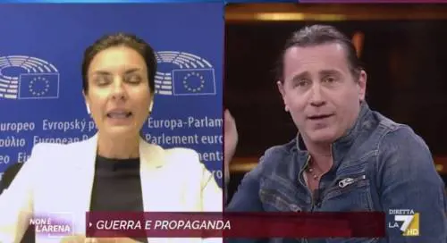 "Trasferisciti...", "Non capisci niente...". È rissa tra Moretti e Povia