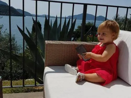 Il tribunale di Brescia ha assolto i genitori e il nonno di Vicktoria sbranata a 13 mesi