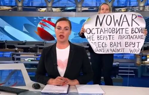"Vi stanno mentendo". Il cartello in diretta al tg russo