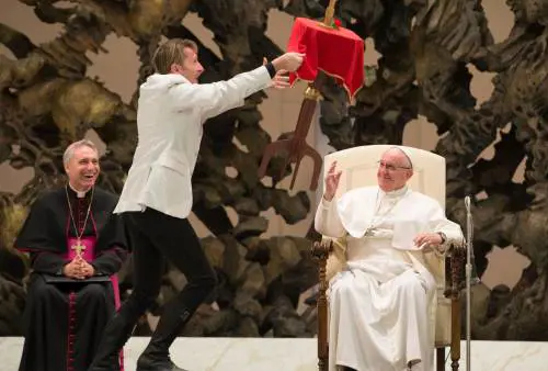 "La magia più grande? Poter avere la pace nel mondo": parla l'illusionista che si è esibito davanti al Papa