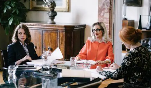 Uno "scontro" in tribunale tra madri e figlie. Su Rai Uno c'è lo Studio Battaglia