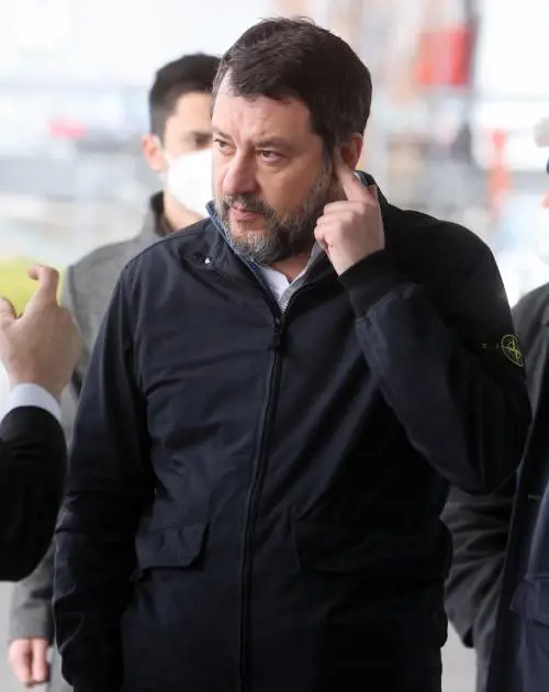 "Diffamò la Rackete". Riparte l'assalto: Salvini a processo