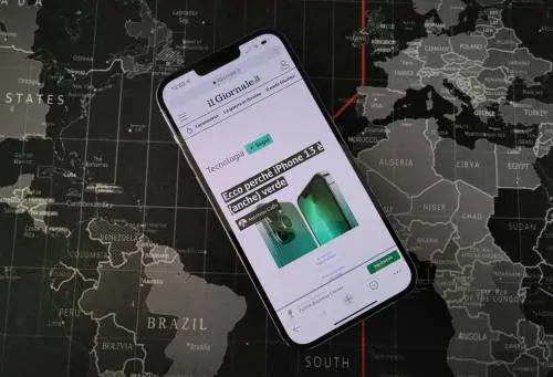 Apple aggiorna l'iPhone: adesso si sblocca con la mascherina