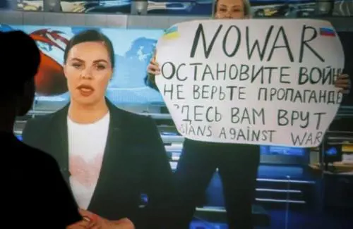 La protesta durante il Tg: arriva la prima condanna per la giornalista-eroina