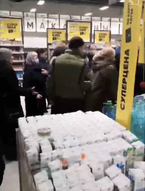 Zuffe per un pacco di zucchero: è panico nei supermercati russi