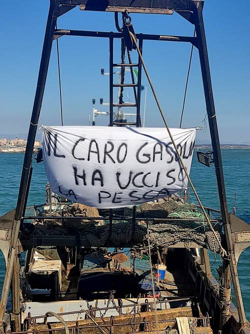 Caro gasolio, i pescatori italiani disperati: "E algerini e tunisini..."