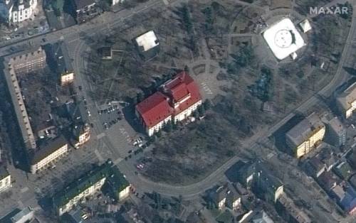 La scritta "bambini" in russo, poi la pioggia di fuoco: cosa è successo al teatro di Mariupol