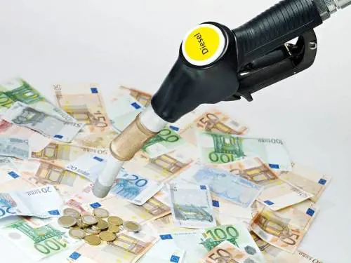 Quanto costerebbe in meno la benzina col taglio di 15 centesimi
