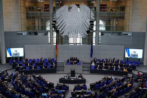 Zelensky al Bundestag: "Ogni bomba alza un muro con l'Ue"