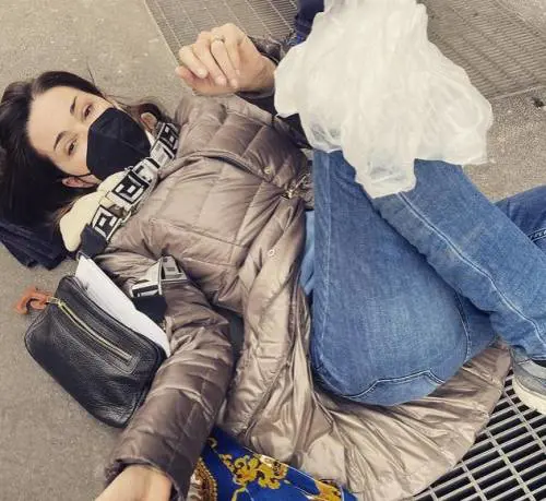 Brutto incidente in strada per Emanuela Folliero: "La manutenzione dei marciapiedi di Milano..."